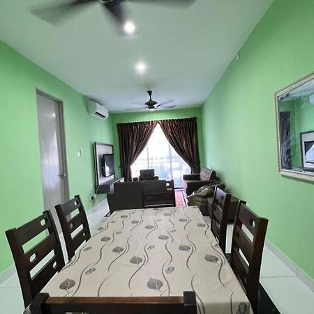 Faiz Homestay กูชิง ภายนอก รูปภาพ