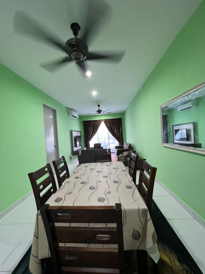 Faiz Homestay กูชิง ภายนอก รูปภาพ